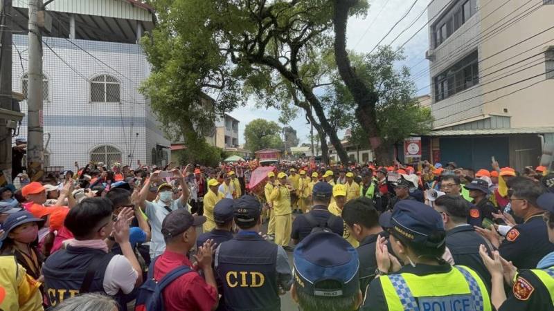 白沙屯拱天宮進香北港朝天宮回鑾，媽祖鑾轎6日從雲林縣林內鄉進入彰化縣二水鄉，接著沿員集路進入南投名間鄉（圖），大批民眾聚集迎接。（南投警分局提供）