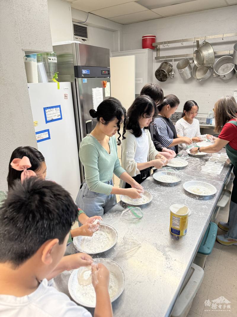 學生第一次動手製作龍鬚糖