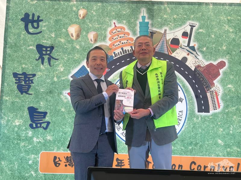 南部非洲臺灣同鄉會會長卓銘德(右)致贈南非代表處副參事許世旭(左)《我不是孤兒，因為我在ACC》一書