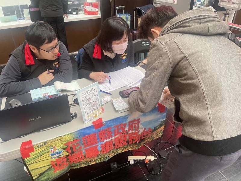 為讓鄉親能順利返鄉過端午節，花蓮縣政府規劃台鐵返鄉專車，將於7日中午12時起開放線上訂票，專車為實名制，限本人搭乘，取票及乘車時，皆須出示身分證明文件供核驗。（花蓮縣政府提供）