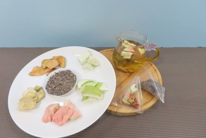 農業部高雄區農業改良場新開發芭樂葉果茶，以在地健康食材芭樂果實及其副產物芭樂葉為原料，利用傳統製茶方式，篩選一心二葉，混合芭樂果乾，製成高機能產品。（高雄農改場提供）