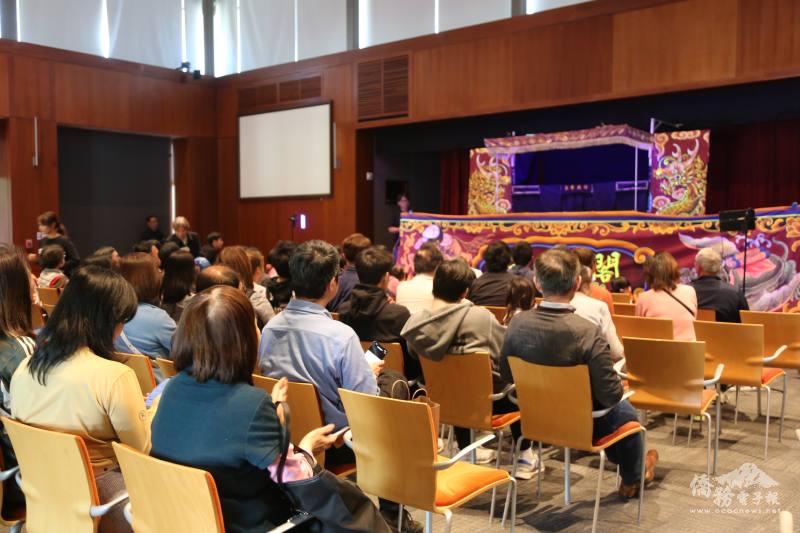 現場觀眾聚精會神觀看表演