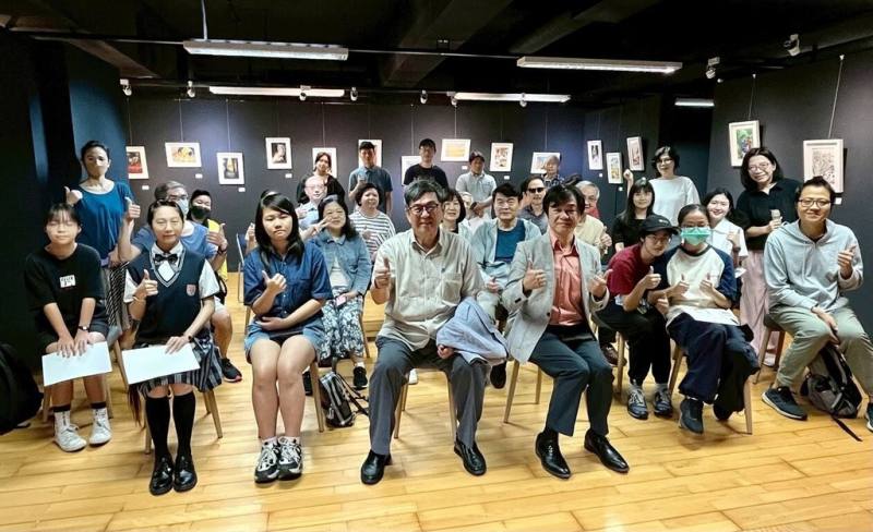 華梵大學舉行「奇蹟－2025風起雲遊全國高中職插畫A4秀」競賽，共有700多件作品參賽，經專業評審後選出40多件得獎作品。（華梵提供）