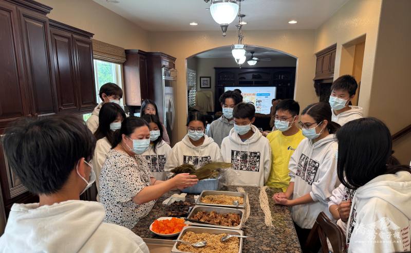 老師楊琇婷(二排左)親自指導包製臺灣南部粽，大家在專業帶領下從零開始學習