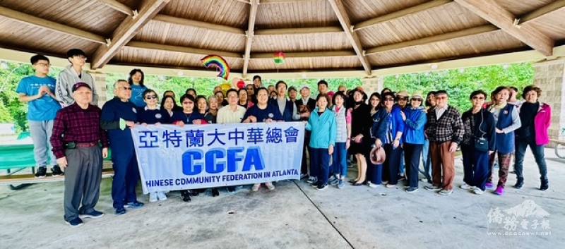 春季戶外踏青團體照