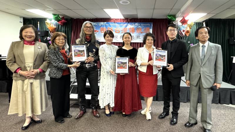 橙縣文教中心主任蕭蓓如（左四）頒贈感謝狀予參加臺灣經典音樂欣賞的表演團體