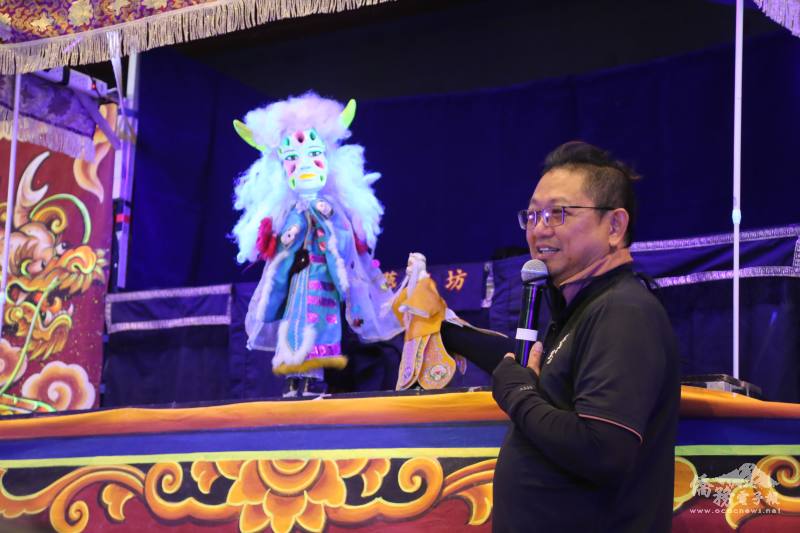 集藝戲坊團長黃僑偉展示傳統布偶與現代布偶的大小區別