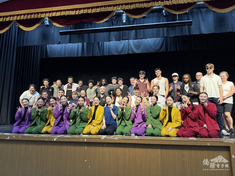 嘉義女中學生與美國密西根州底特律耶穌會高中合影（嘉義女中提供）