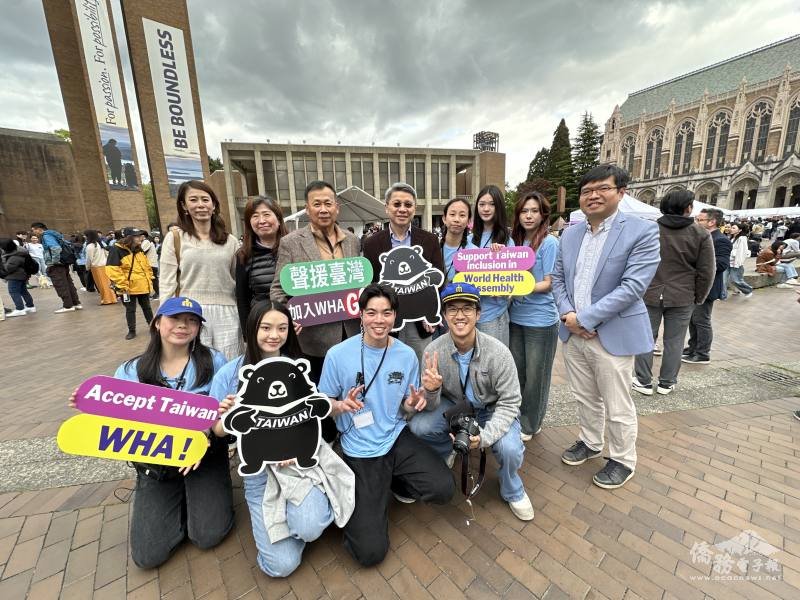 世華西雅圖分會會長許芙綺、僑務委員温在興伉儷及駐西雅圖辦事處處長甄國清、文教中心主任王偉讚與TSA幹部們合影