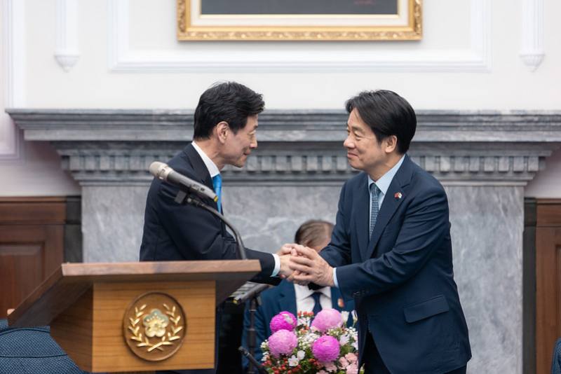 President Lai Ching-te meets with Japanese Diet Member and former Minister of Economy, Trade, and Industry Nishimura Yasutoshi.
