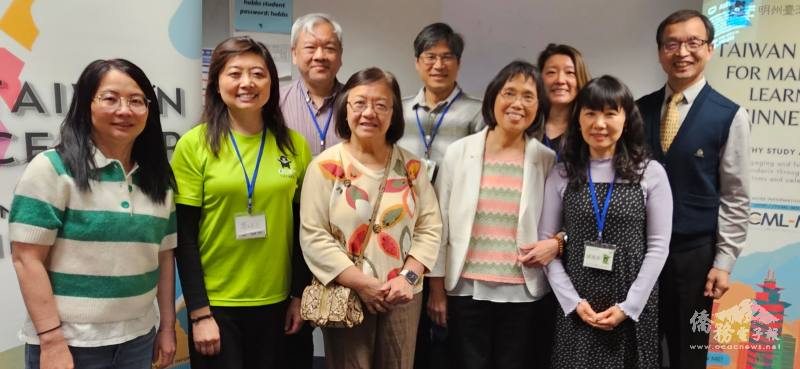 方沛文（左二）與演講比赛的評審團合照