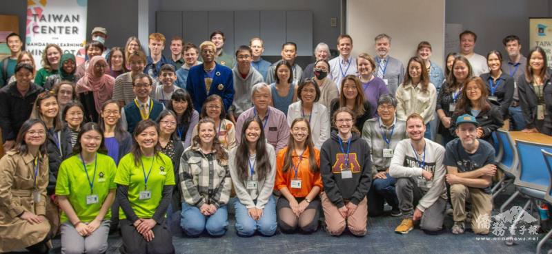 明州臺灣華語文中心主任方沛文（前左三）與師生合照