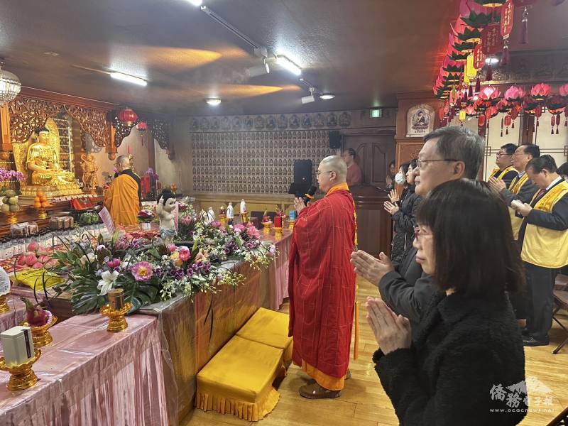 梁光中伉儷應邀出席浴佛節法會儀式