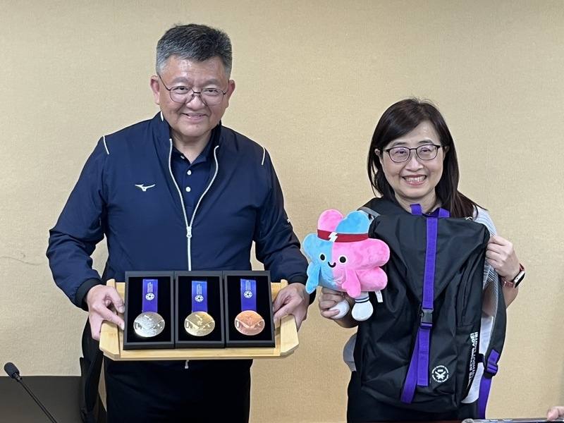 2025雙北世界壯年運動會執委會主委林奕華（右）6日介紹，世壯運獎牌織帶是由咖啡渣及回收運動服纖維混合再製而成，獎牌盒、托盤也是取自然材質製造，降低對自然環境的影響