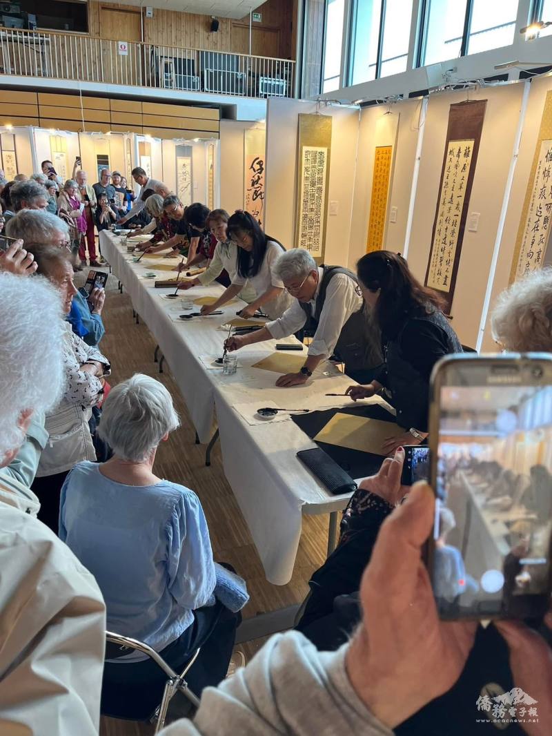 臺灣書法藝術家現場揮毫吸引大批民眾圍觀