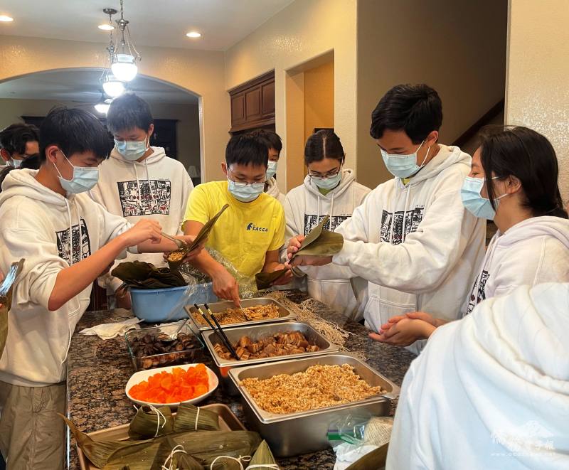 青年文化大使們第一次嘗試包臺灣南部粽，對於如何摺疊粽葉與綁繩感到新奇與挑戰性