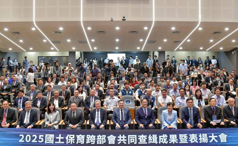 2025年4月30日行政院長卓榮泰出席「2025年守國土護山河榮耀查緝先鋒國土保育跨部會共同查緝成果暨表揚大會」