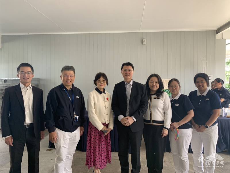 駐布里斯本辦事處處長范厚祿與貴賓合影