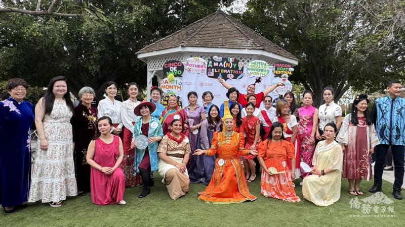 各國傳統服飾走秀的模特兒合照