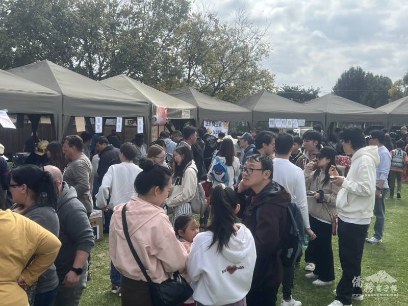 民眾熱情參與南部非洲臺灣同鄉會嘉年華，臺灣美食攤位吸引排隊人潮