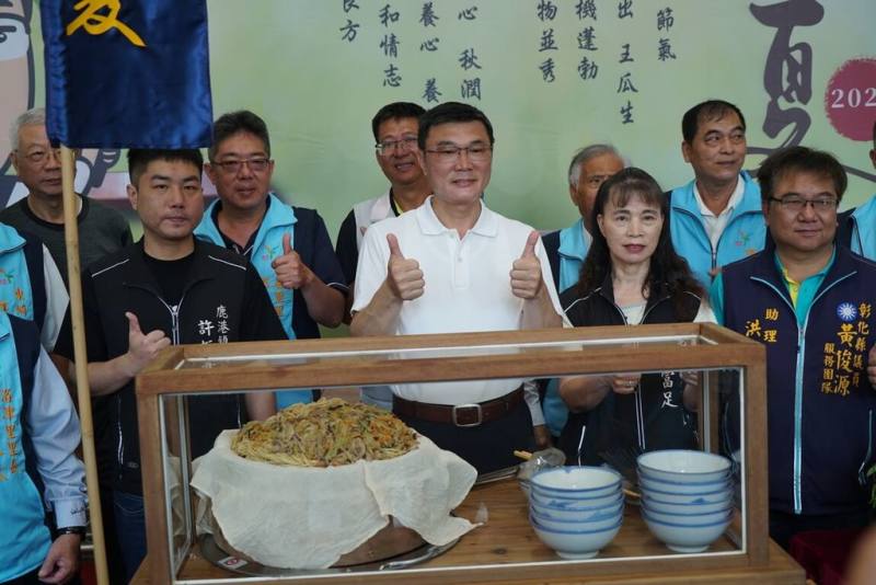 適逢農曆二十四節氣中的立夏，鹿港鎮長許志宏（前右3）5日在鹿港鎮公所1樓中庭化身廚師，製作瓠仔炒麵分送給公所員工以及來洽公的民眾，推廣立夏吃夏麵的傳統習俗。（鹿港鎮公所提供）