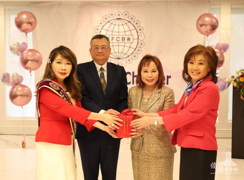 交接儀式由世華總會第一副總會長陳玲華與駐芝加哥辦事處類延峰處長共同監交印信