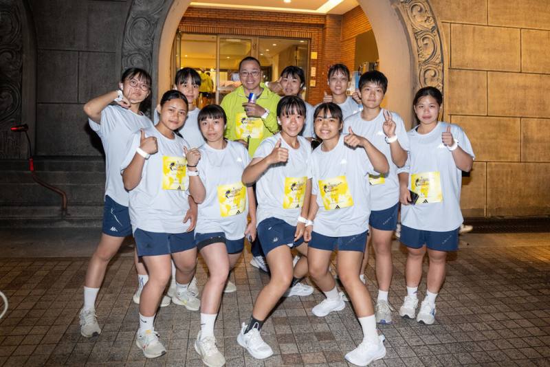 景美女中拔河隊教練郭昇（黃衣者）4日帶領學校拔河隊參與第12屆Wings for Life全球路跑賽，參與公益活動不遺餘力。（Red Bull提供）
