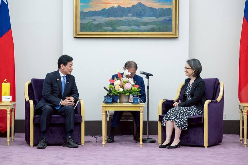 蕭美琴副總統5日下午接見日本前經濟產業大臣西村康稔眾議員乙行，感謝日本政府關注區域和平穩定