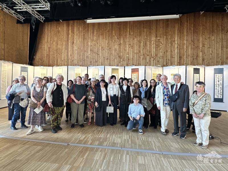 郝培芝與參加開幕酒會人員合影