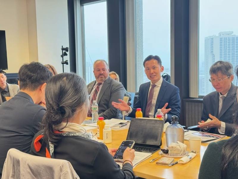 出席2025「選擇美國投資高峰會」的台灣科技業者到訪駐波士頓辦事處，處長廖朝宏（後排中）說明當地科研環境。（駐波士頓辦事處提供）