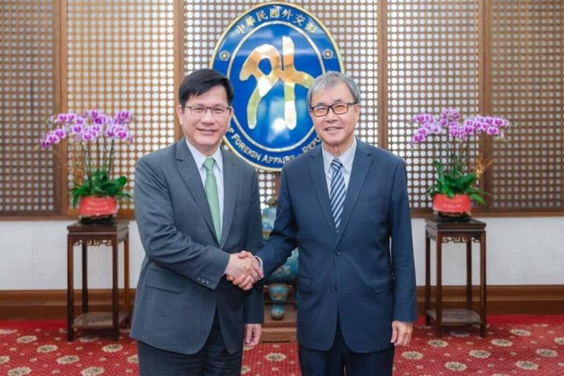 外交部長林佳龍（左）與教育部長鄭英耀（右）5日召開雙部長會議，規劃共同執行「先鋒人才培育專案」。（外交部提供）