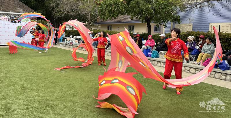 兼具表演與健身效果的龍彩帶舞