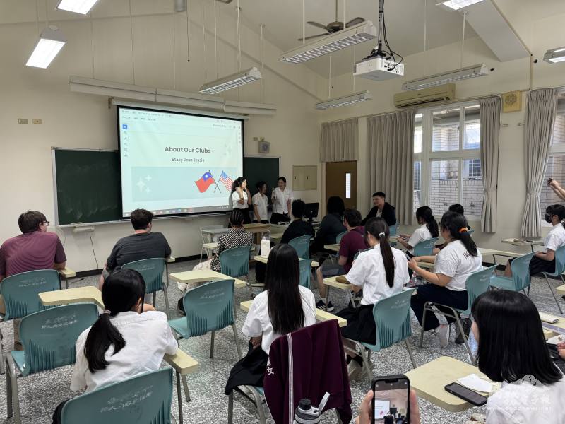 嘉義女中學生以簡報及英文口說方式介紹臺灣文化給美國學伴認識（嘉義女中提供）