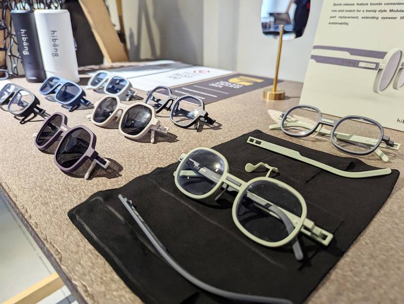 環境部6日舉辦「資源循環新創產業聯盟」成立大會，現場展出「好說設計」以廢棄漁網為原料，製作出具有一定韌性的鏡架，甚至還可局部零件更換