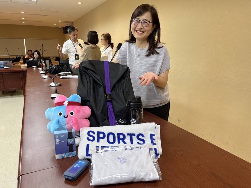 2025雙北世界壯年運動會執委會主委林奕華6日介紹，「選手大禮包」價值超過新台幣4000元，包含有大浴巾、100%使用回收寶特瓶製成的後背包與紀念衣、耐熱運動水壺以及可分解餐具