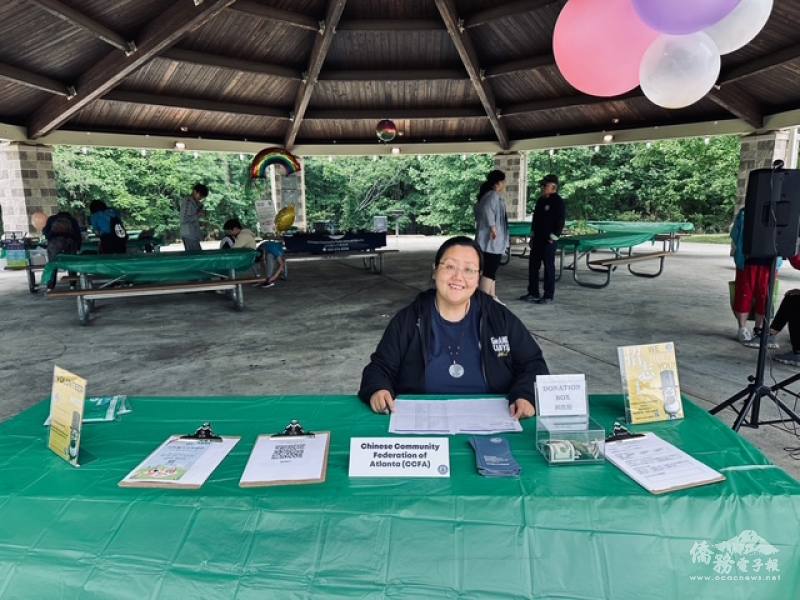 亞特蘭大中華總會副會長夏忠菁在接待臺歡迎大家