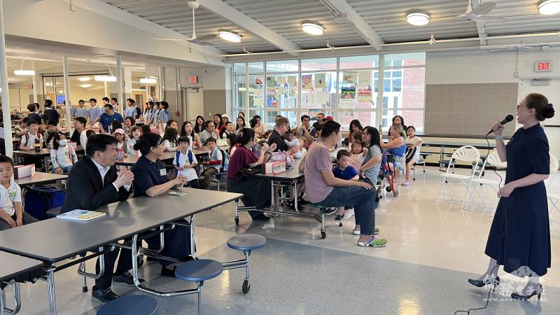 馮美霞師姐開場闡述母親節意義