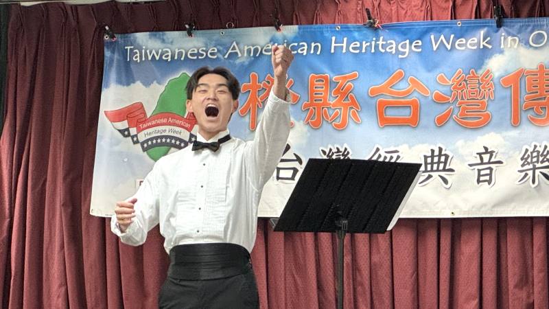 李奕愷演唱〈杯底不可飼金魚〉表現豪邁不羈的風格