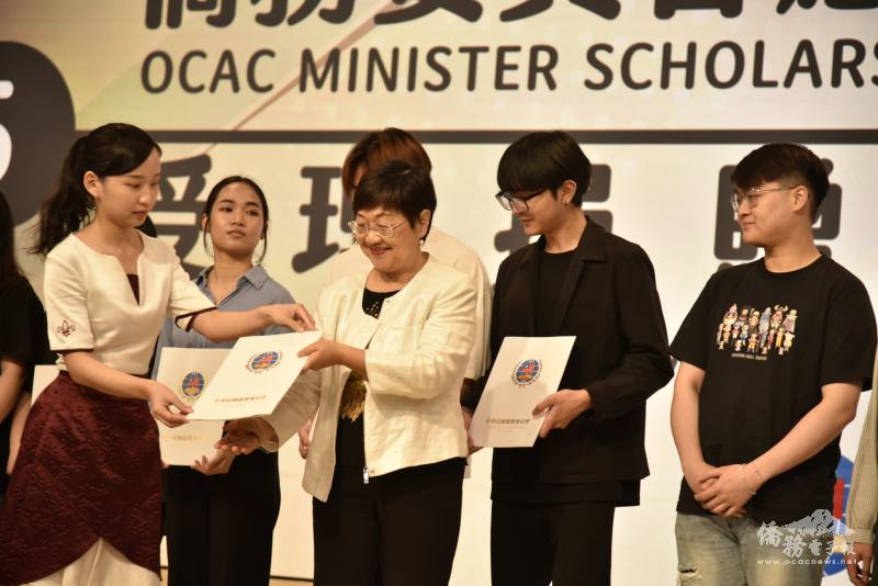 徐佳青頒發受理捐贈僑生獎助學金獎狀予獲獎學生