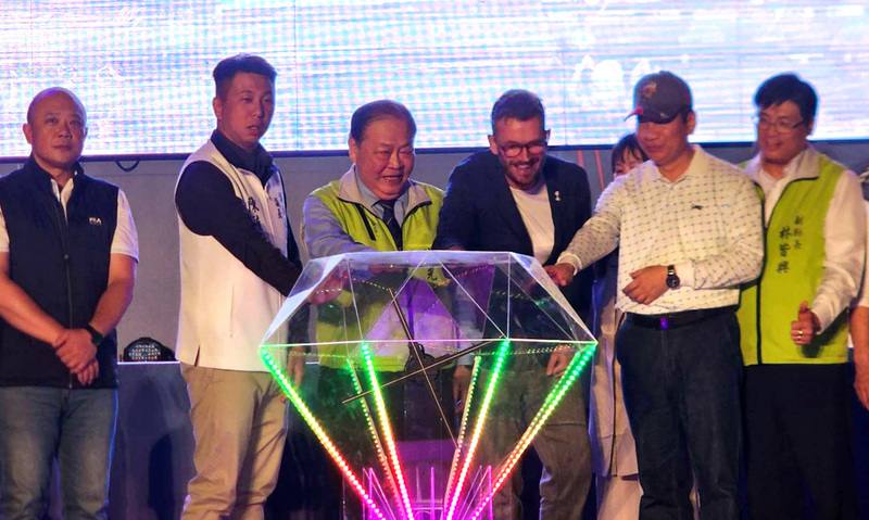 2025澎湖國際海上花火節5日晚間登場，由縣長陳光復（左3）、議長陳毓仁（左2）等人在短數中正式引爆，並邀國內外民眾前來欣賞美麗花火與無人機展演