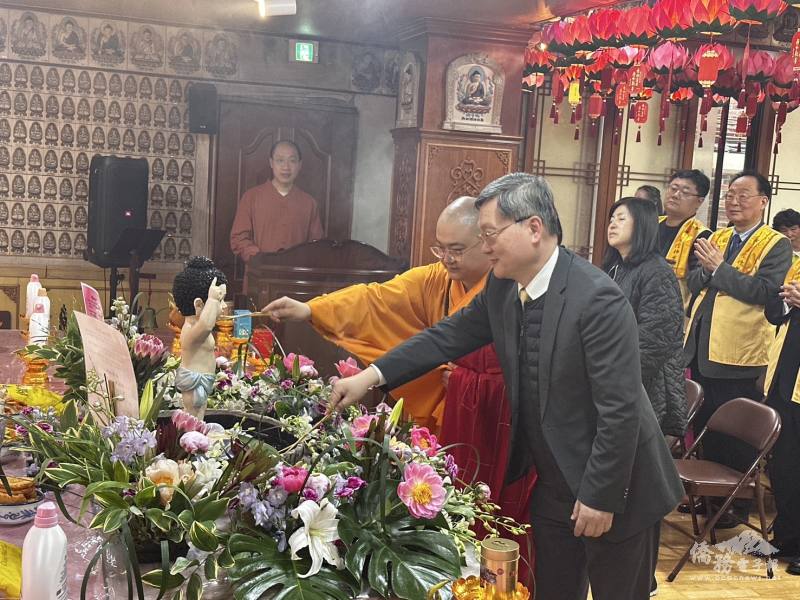 首爾佛光山寺慧豪法師與駐韓國代表處梁光中代表共同浴佛
