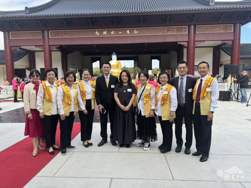 駐布里斯本辦事處處長范厚祿與貴賓合影