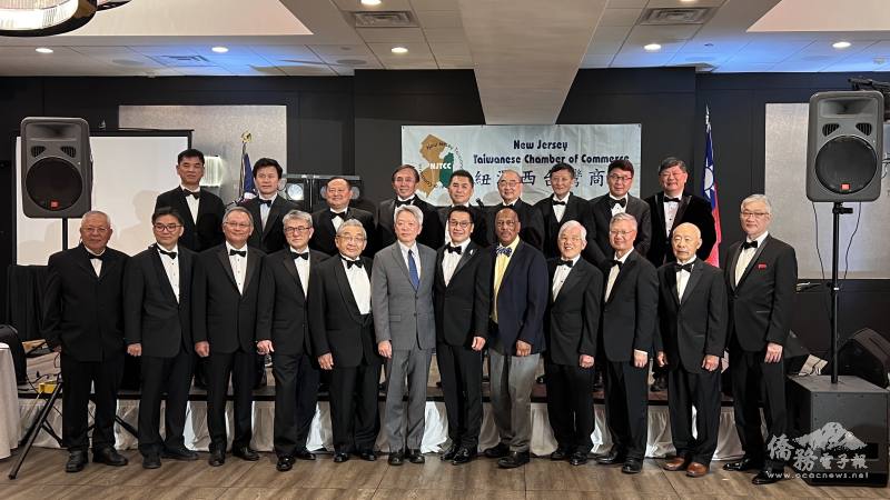 駐紐約辦事處處長李志強(左6)、Gordon Johnson(右5)與紐澤西臺商會會長蔡慶輝(右6)及理事合影
