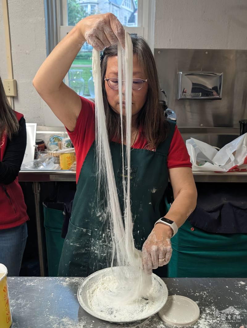 大納城中文學校校長嚴秋燕展示龍鬚糖技藝