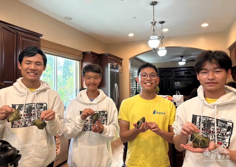 青年文化大使們親手製作臺灣肉粽，展現出滿滿成就感與對傳統文化的敬意