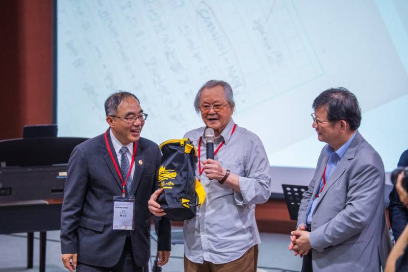 台大圖書館近日展出黃春明文學季特展，台大校長陳文章（左）、作家黃春明（中）、黃大魚文化藝術基金會董事長李瑞騰（右）出席開幕式。（台大提供）