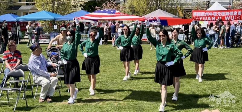波士頓北一女校友們組成的護旗隊，為大會揭開序幕