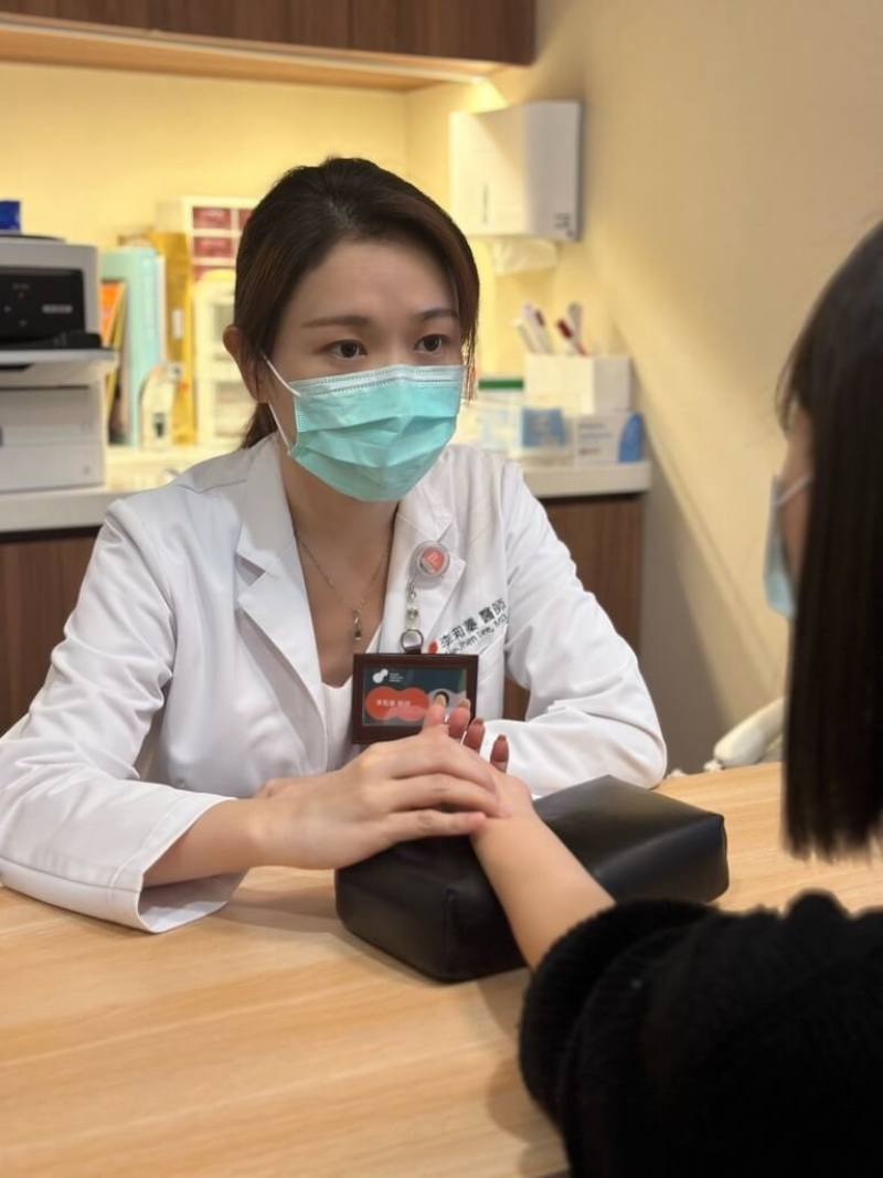 開業中西醫診所中醫師李和蓁（圖）說，入夏後可順應晝長夜短，調整作息為「晚睡早起」，使用蓮藕、綠豆等清補食材健脾、祛暑，解決天熱輾轉難眠。（台北婦產科診所生殖中心提供）