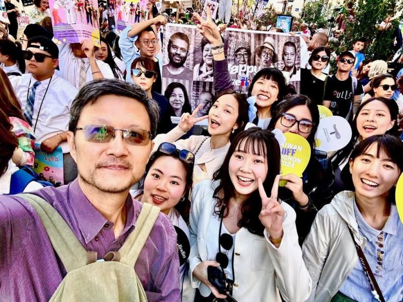 台師大表演藝術研究所特聘教授何康國（前左）帶領學生到第一線與國際接軌，從北半球愛丁堡藝穗節、外亞維儂藝術節到南半球澳洲阿德雷德藝穗節實習，為學生開闢「實戰之路」。（何康國提供）