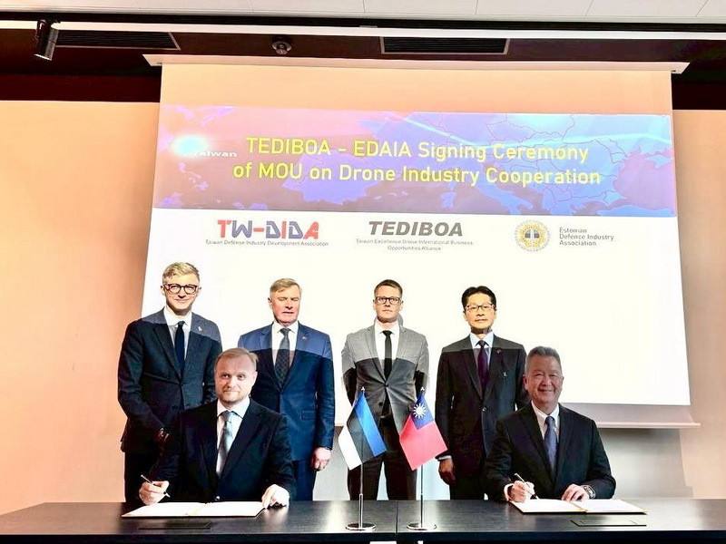 台灣與愛沙尼亞簽署合作備忘錄。圖前右是漢翔董事長胡開宏、前左是愛國國防暨航太產業協會執行長Kalev Koidumäe，後排左一是國會友台小組主席裴克多，右一是駐拉脫維亞代表李憲章 (駐拉脫維亞代表處提供)